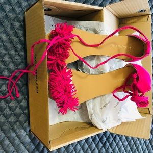 Brand new pink flat sanders from Le château. Size 38.